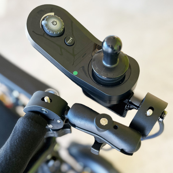 Soporte anclaje mando acompañante sillas eléctricas (AZ100)