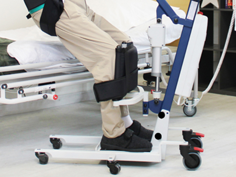 Grúa domiciliaria de bipedestación BLUE WAYUP con apertura de patas